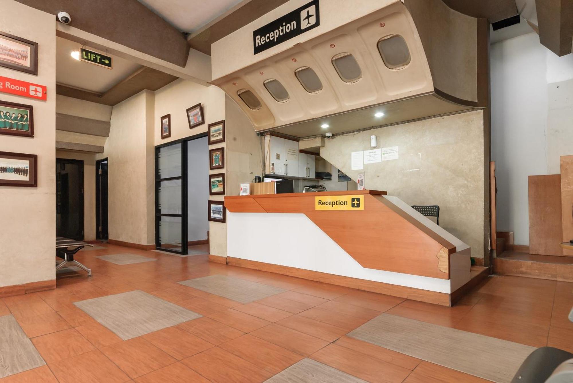 Reddoorz Near Mandaya Royal Hospital Puri Hotel Tangerang Bagian luar foto
