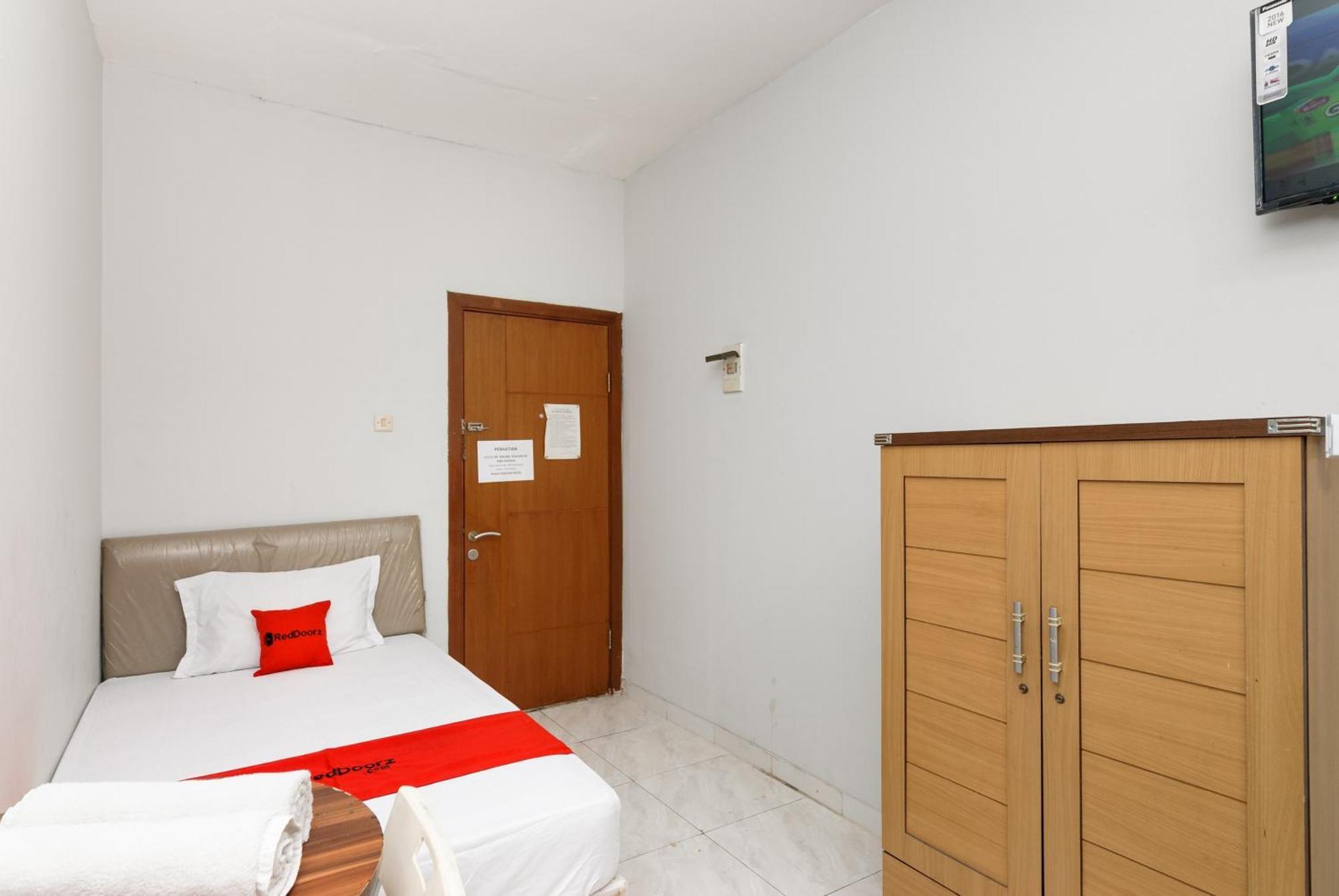 Reddoorz Near Mandaya Royal Hospital Puri Hotel Tangerang Bagian luar foto