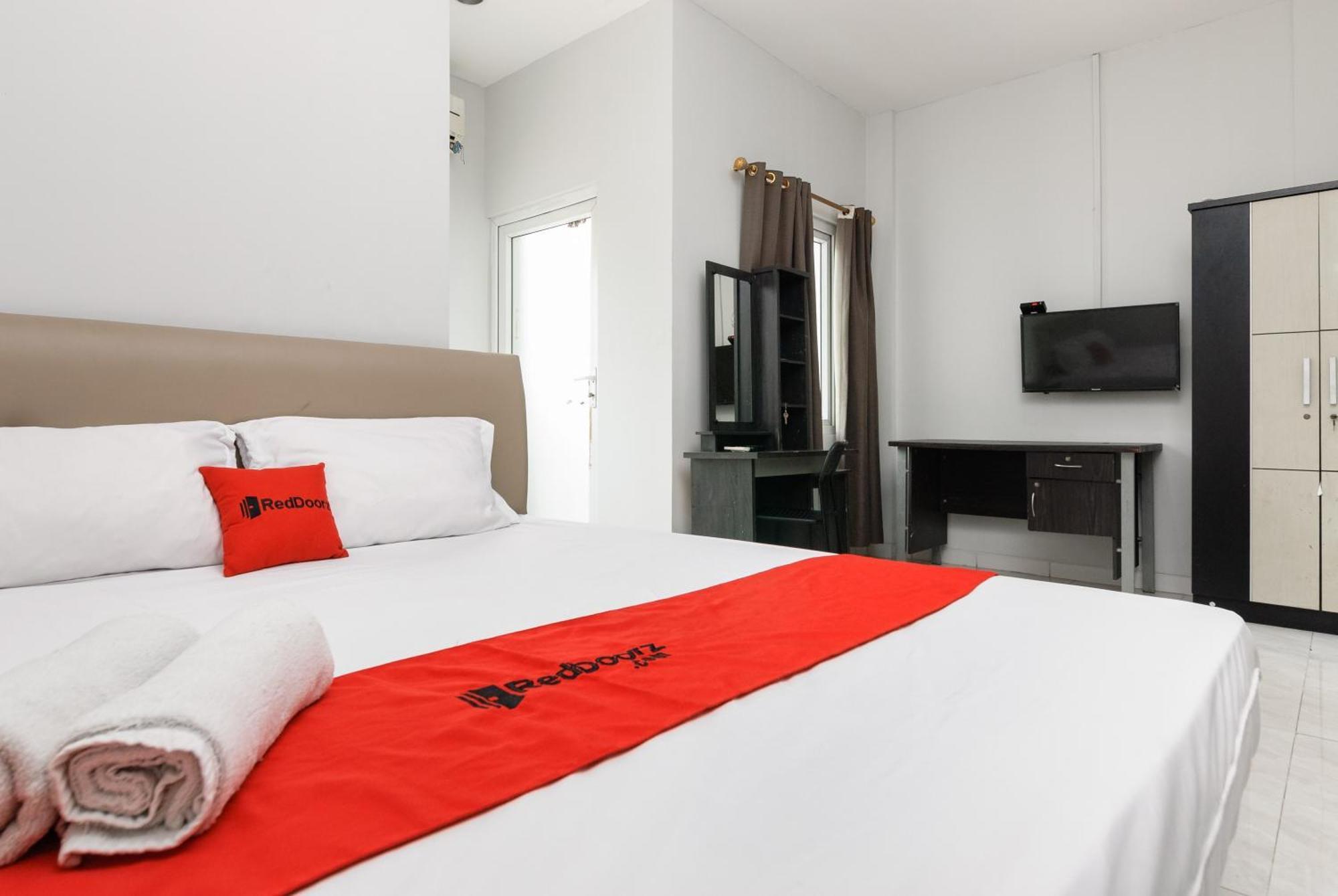 Reddoorz Near Mandaya Royal Hospital Puri Hotel Tangerang Bagian luar foto