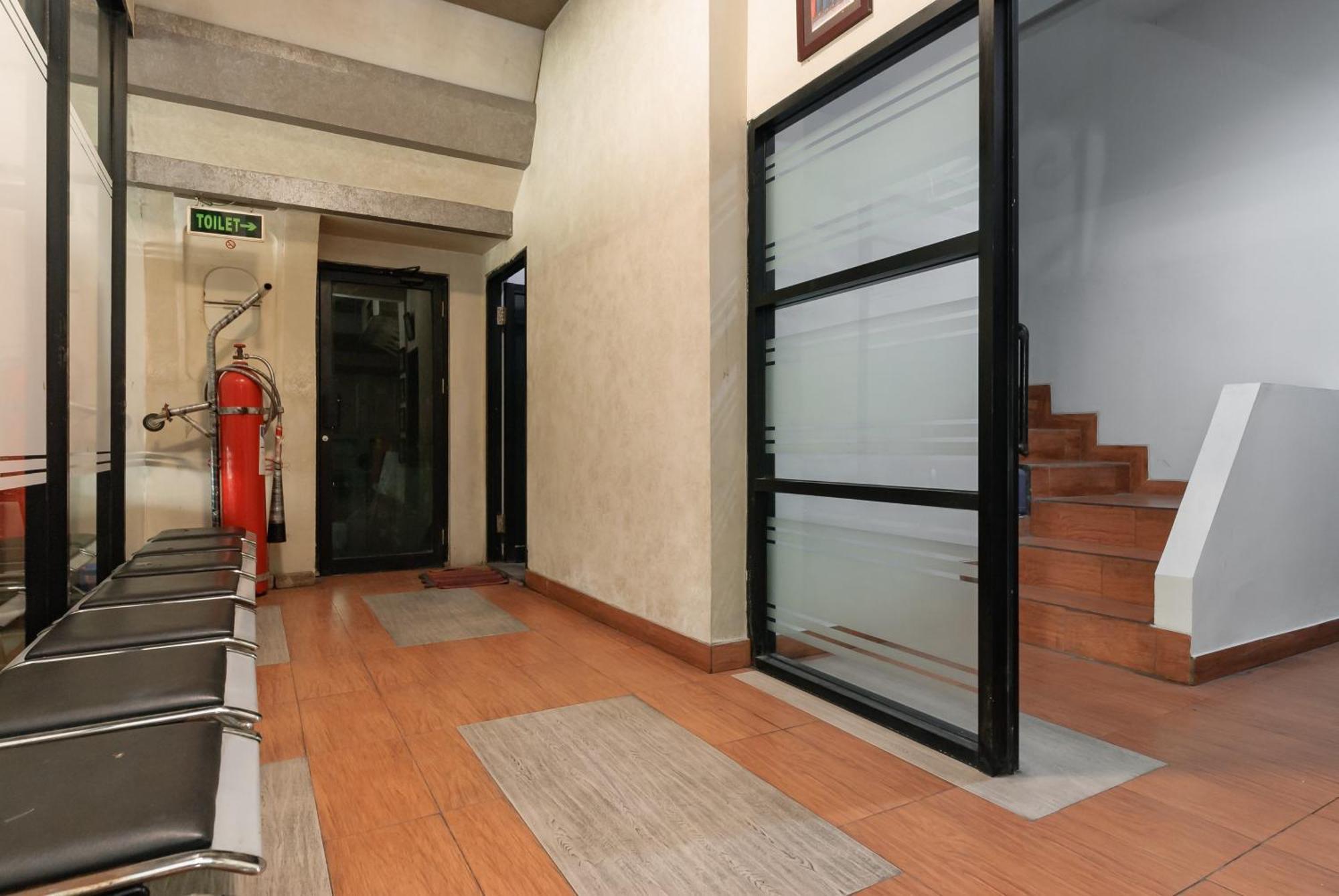 Reddoorz Near Mandaya Royal Hospital Puri Hotel Tangerang Bagian luar foto