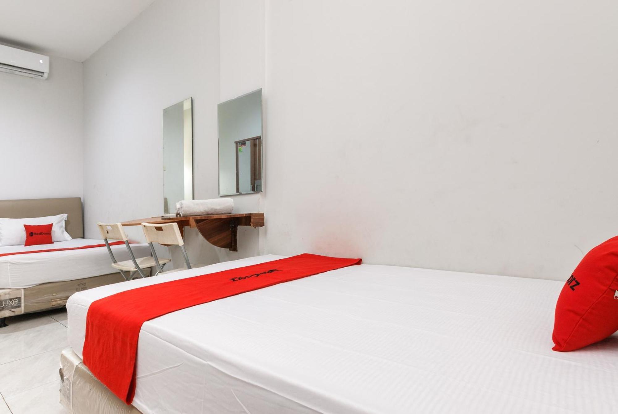 Reddoorz Near Mandaya Royal Hospital Puri Hotel Tangerang Bagian luar foto
