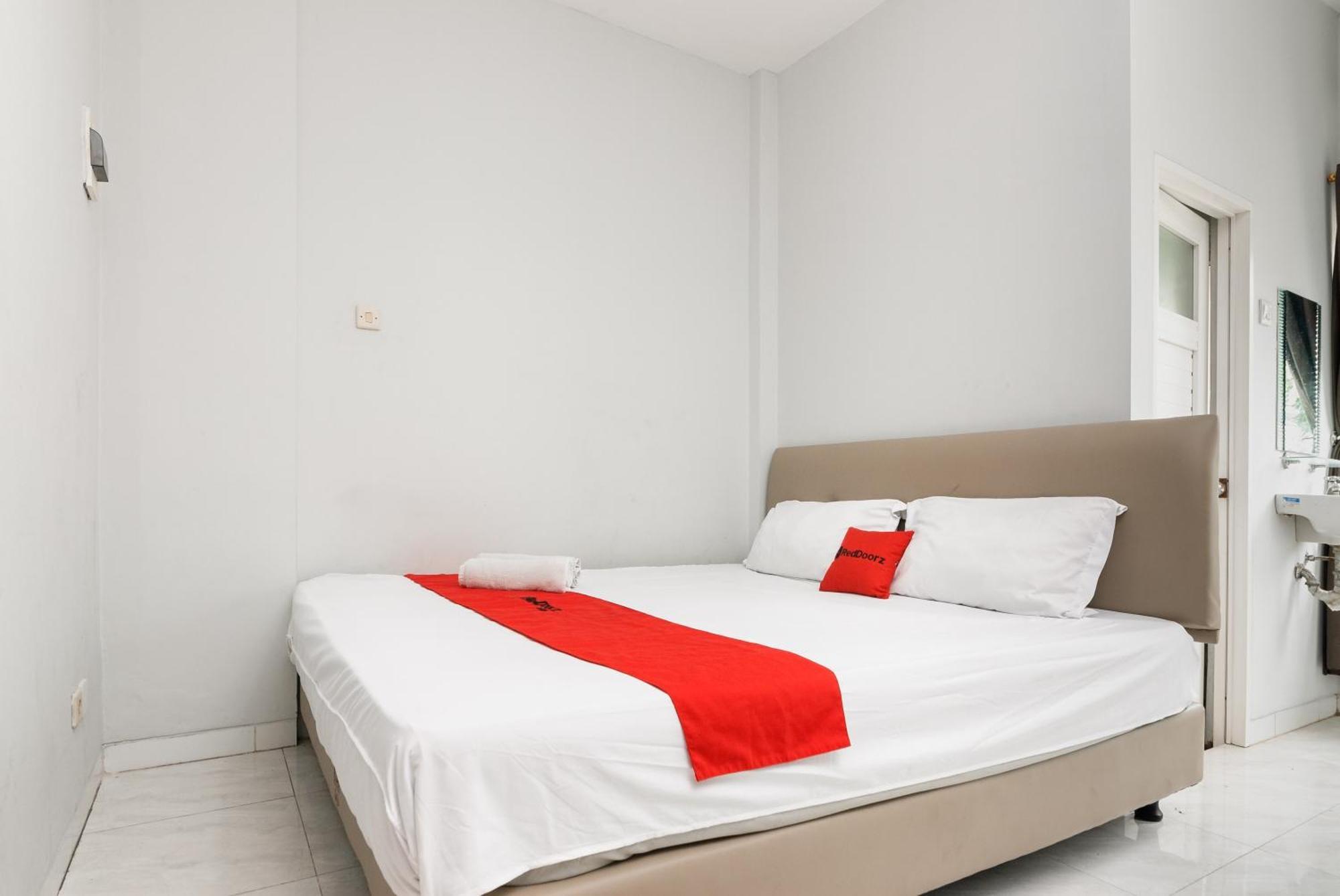Reddoorz Near Mandaya Royal Hospital Puri Hotel Tangerang Bagian luar foto