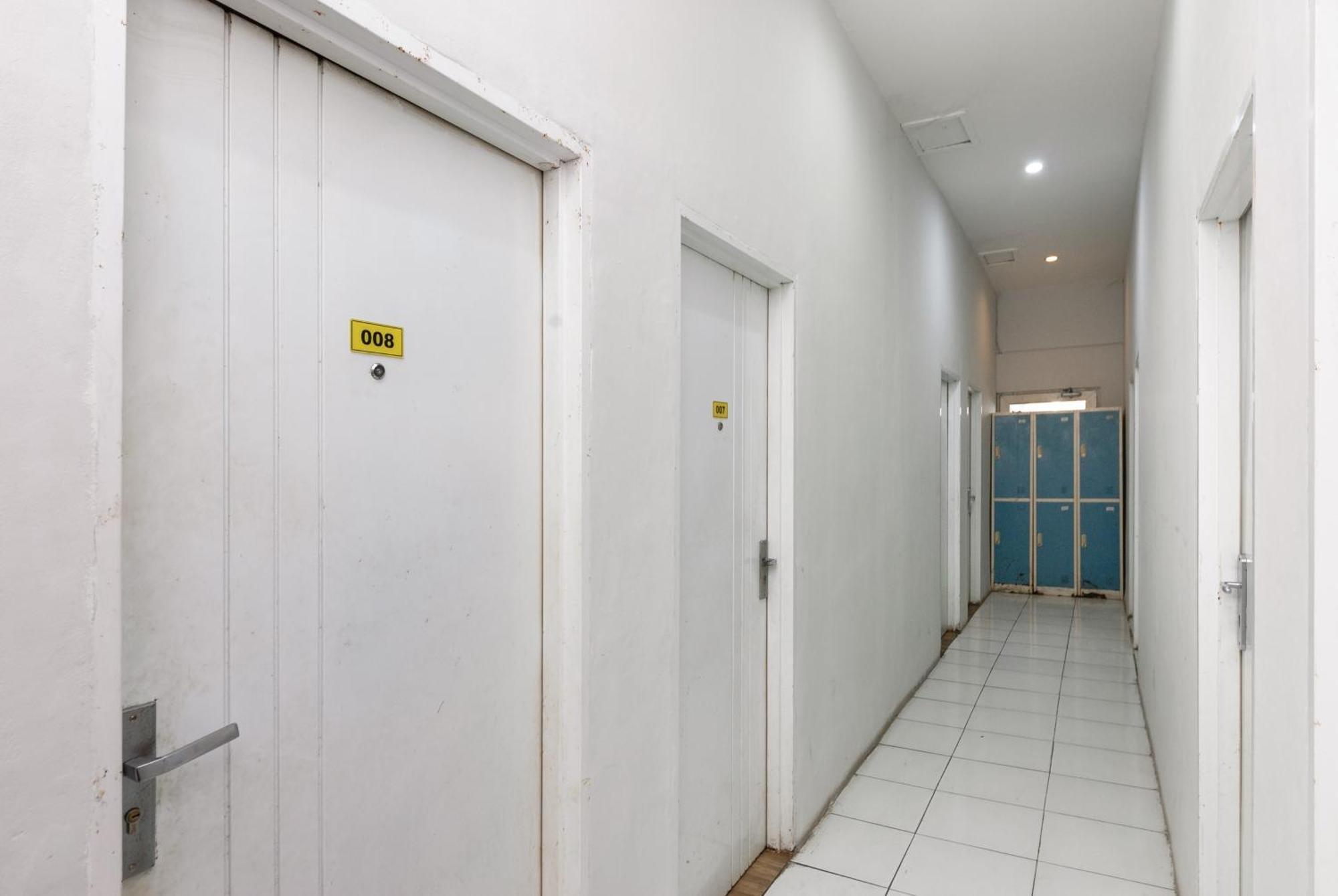 Reddoorz Near Mandaya Royal Hospital Puri Hotel Tangerang Bagian luar foto