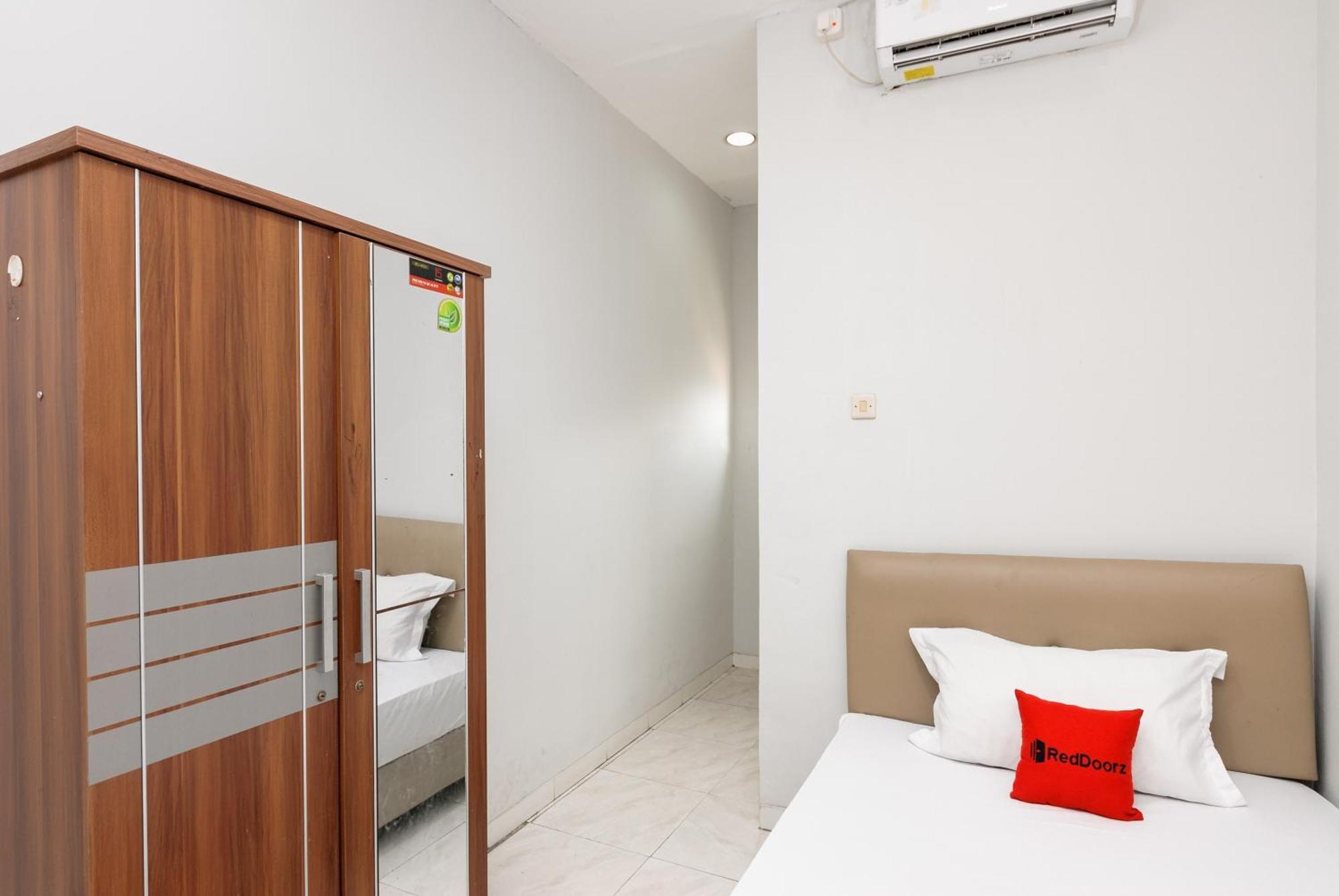 Reddoorz Near Mandaya Royal Hospital Puri Hotel Tangerang Bagian luar foto