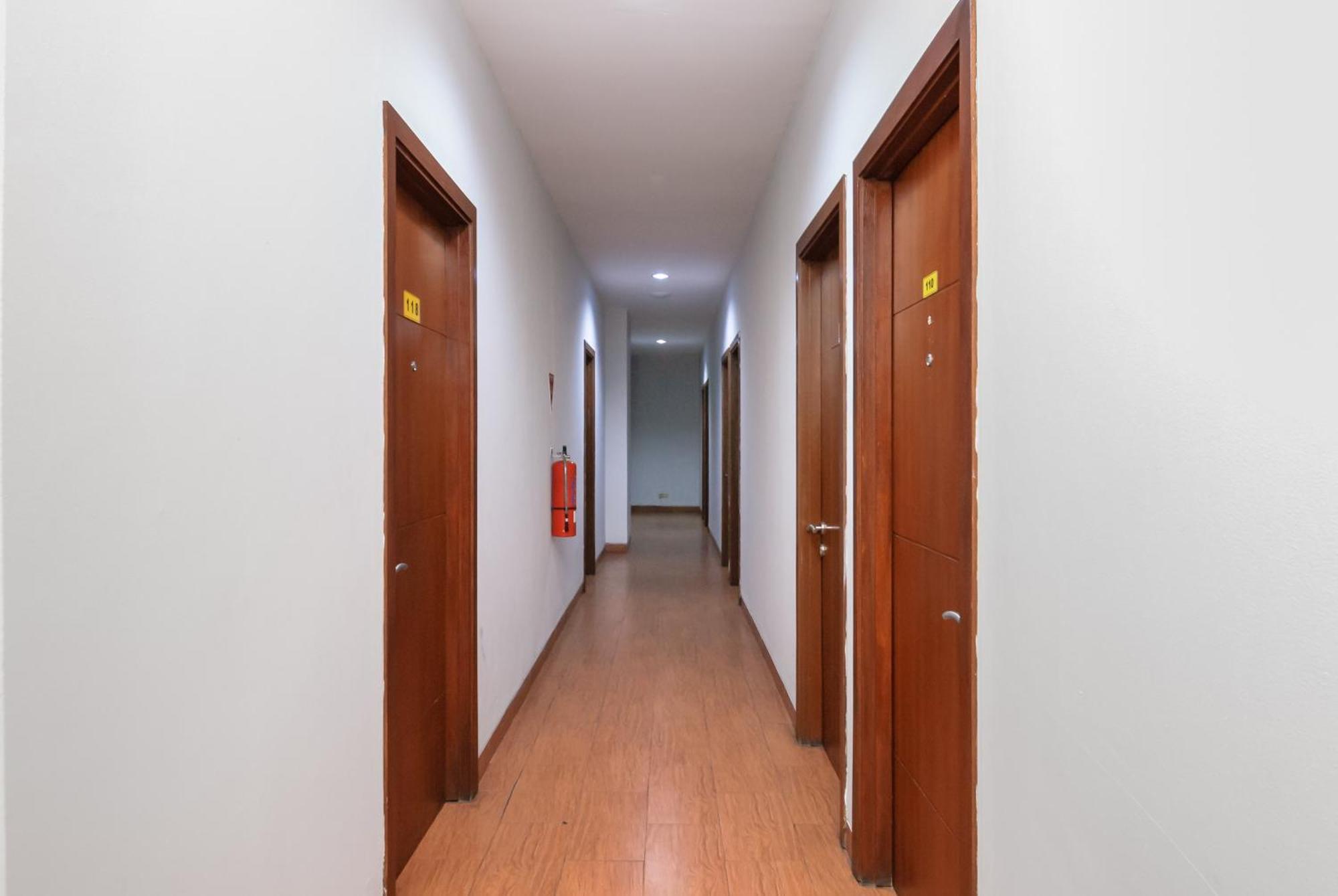 Reddoorz Near Mandaya Royal Hospital Puri Hotel Tangerang Bagian luar foto