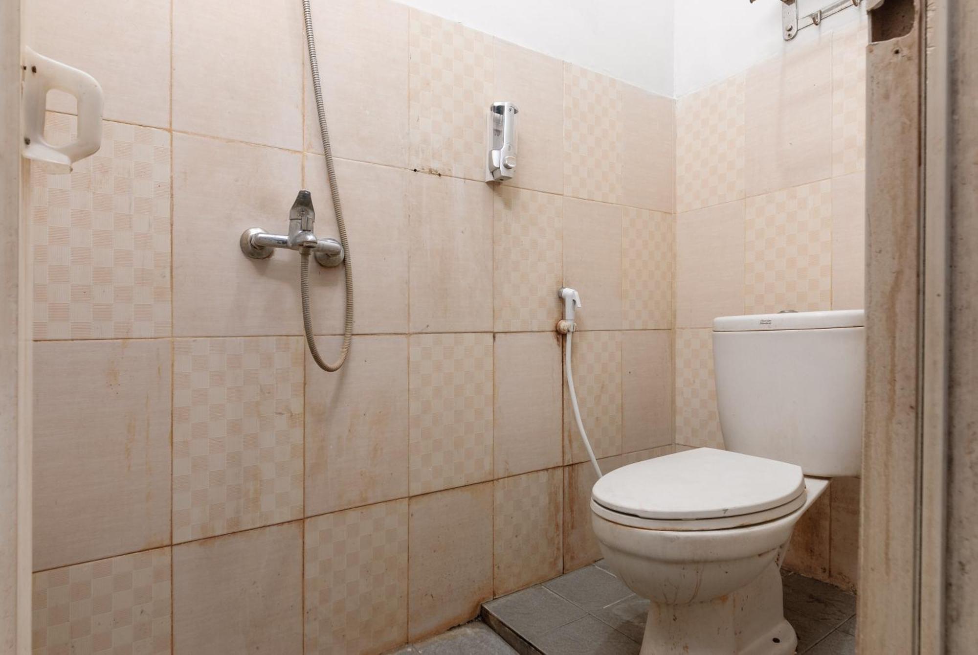 Reddoorz Near Mandaya Royal Hospital Puri Hotel Tangerang Bagian luar foto