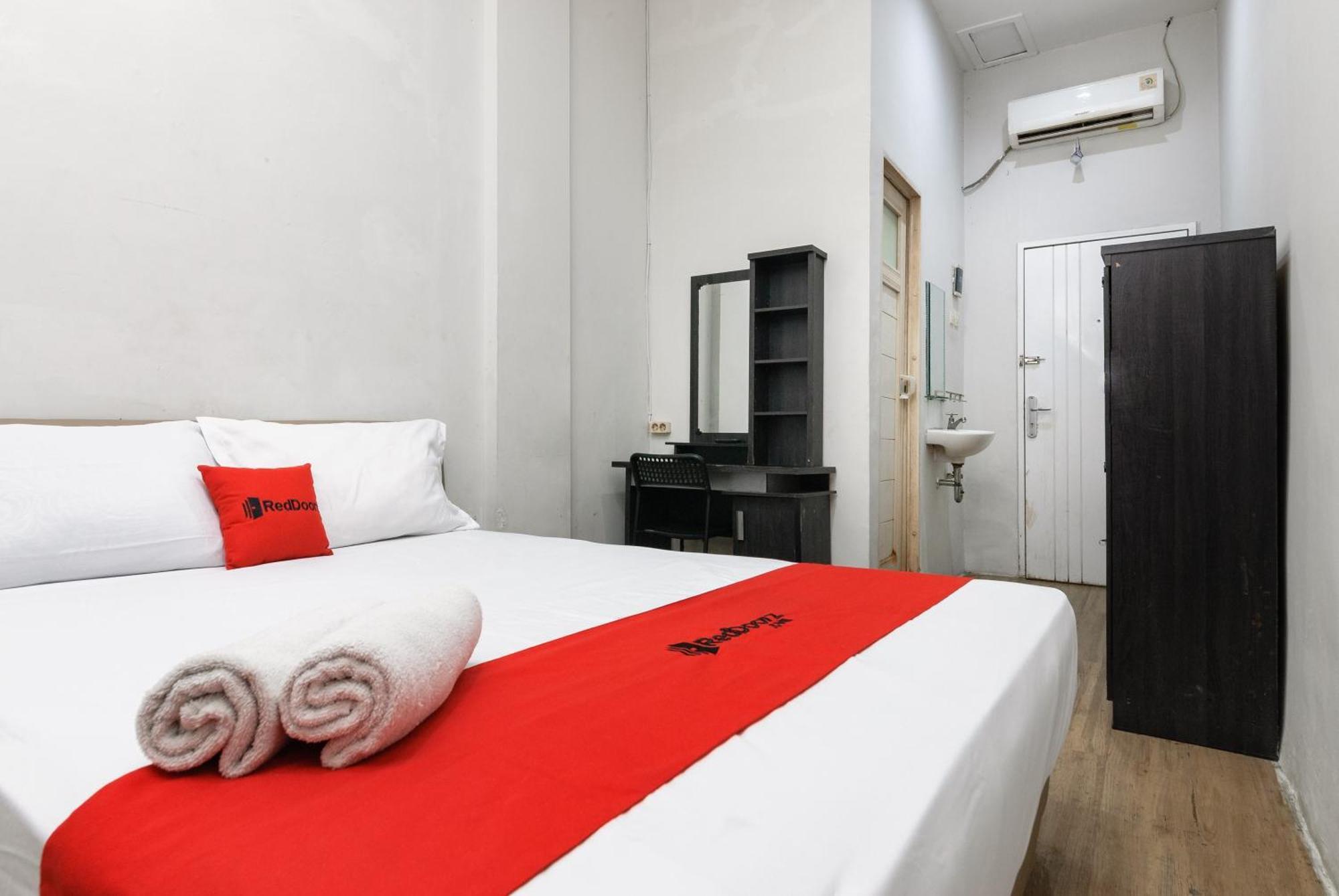 Reddoorz Near Mandaya Royal Hospital Puri Hotel Tangerang Bagian luar foto