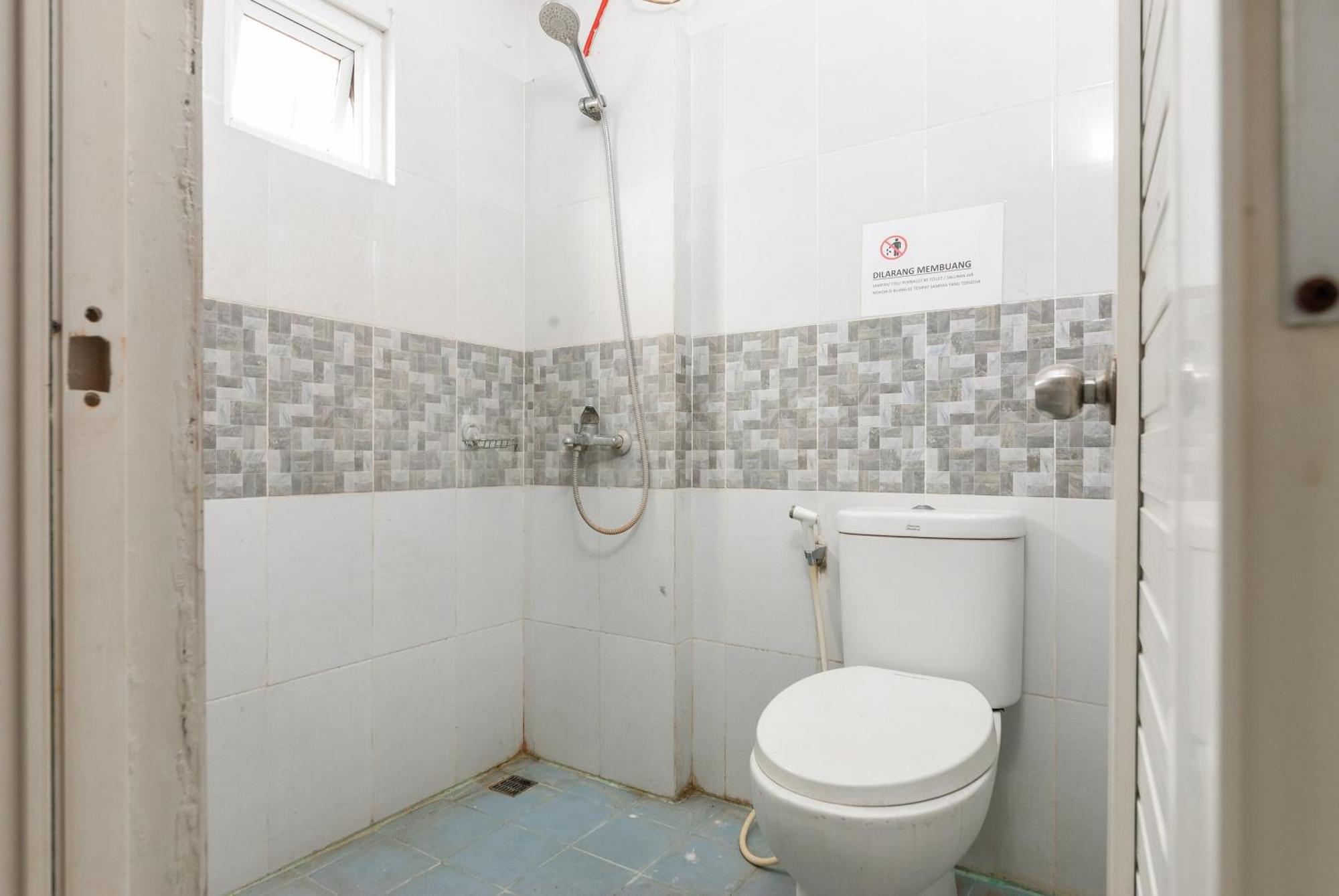 Reddoorz Near Mandaya Royal Hospital Puri Hotel Tangerang Bagian luar foto
